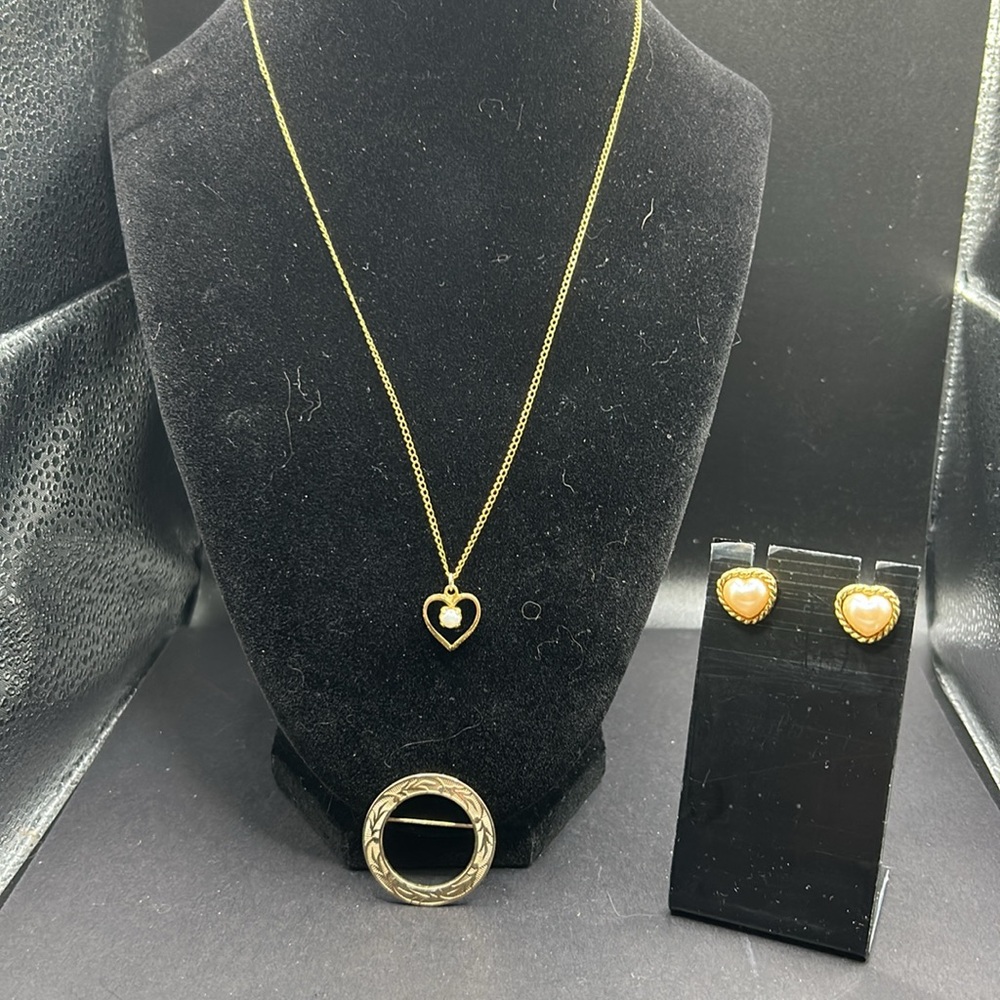 Vintage jewelry box with jewelry selection. Earring, necklaces, ring, etc. - Picture 10 of 16